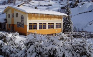 Tirol Pitztal Jerzens Gruppenunterkunft Außenansicht Winter