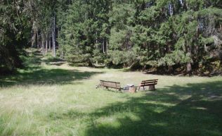 Tirol Pitztal Jerzens Gruppenunterkunft Waldspielplatz Feuerstelle