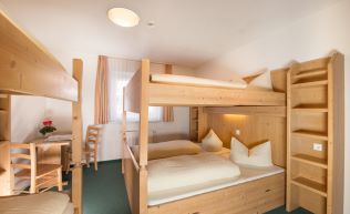 Tirol St. Anton Arlberg Flirsch Gruppenunterkunft Mehrbettzimmer Stockbetten