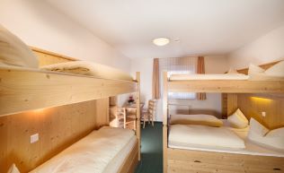 Tirol St. Anton Arlberg Flirsch Gruppenunterkunft Mehrbettzimmer Stockbetten1