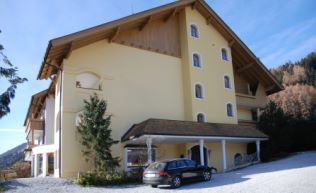 Tirol Stubaital Telfes Gruppenunterkunft Aussenansicht Sommer