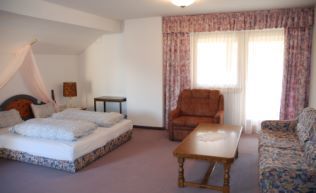 Tirol Stubaital Telfes Gruppenunterkunft Doppelzimmer mit Sofa