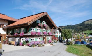 Tirol Tannheimer Tal Schattwald Gruppenunterkunft Außenansicht Sommer