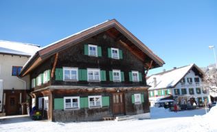 Tirol Tannheimer Tal Schattwald Gruppenunterkunft Außenansicht Winter