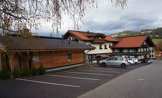 Tirol Tannheimer Tal Schattwald Gruppenunterkunft Parkplatz
