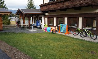 Tirol Tannheimer Tal Schattwald Gruppenunterkunft Spielfläche außen