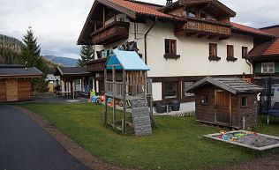 Tirol Tannheimer Tal Schattwald Gruppenunterkunft Spielfläche außen1