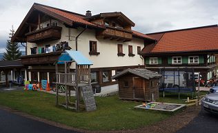 Tirol Tannheimer Tal Schattwald Gruppenunterkunft Spielfläche Geräte außen