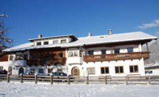 Tirol Zillertal Gerlos Familiengruppenunterkunft Außenansicht Winter