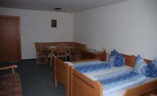 Tirol Zillertal Gerlos Familiengruppenunterkunft Zimmer mit Sitzecke