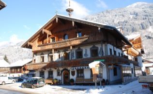 Tirol Zillertal Uderns Gruppenunterkunft Außenansicht Winter