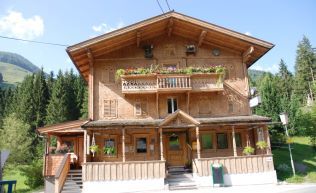 Tirol Zillertal Gerlos Gruppenunterkunft Außenansicht Sommer